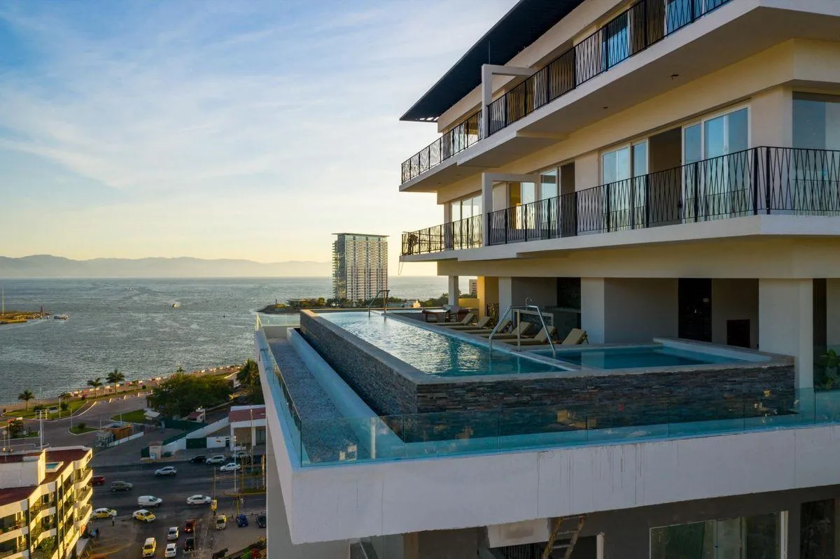 El edificio DUVA con la alberca sobre la bahía