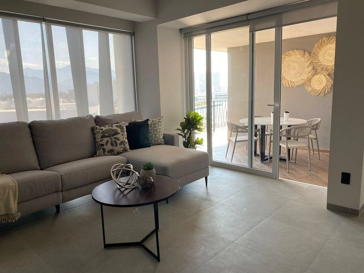 Sala con salida a la terraza y vista a la bahía