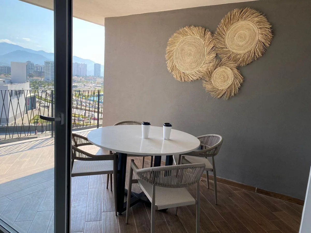 Terraza con mesa y vista a la ciudad